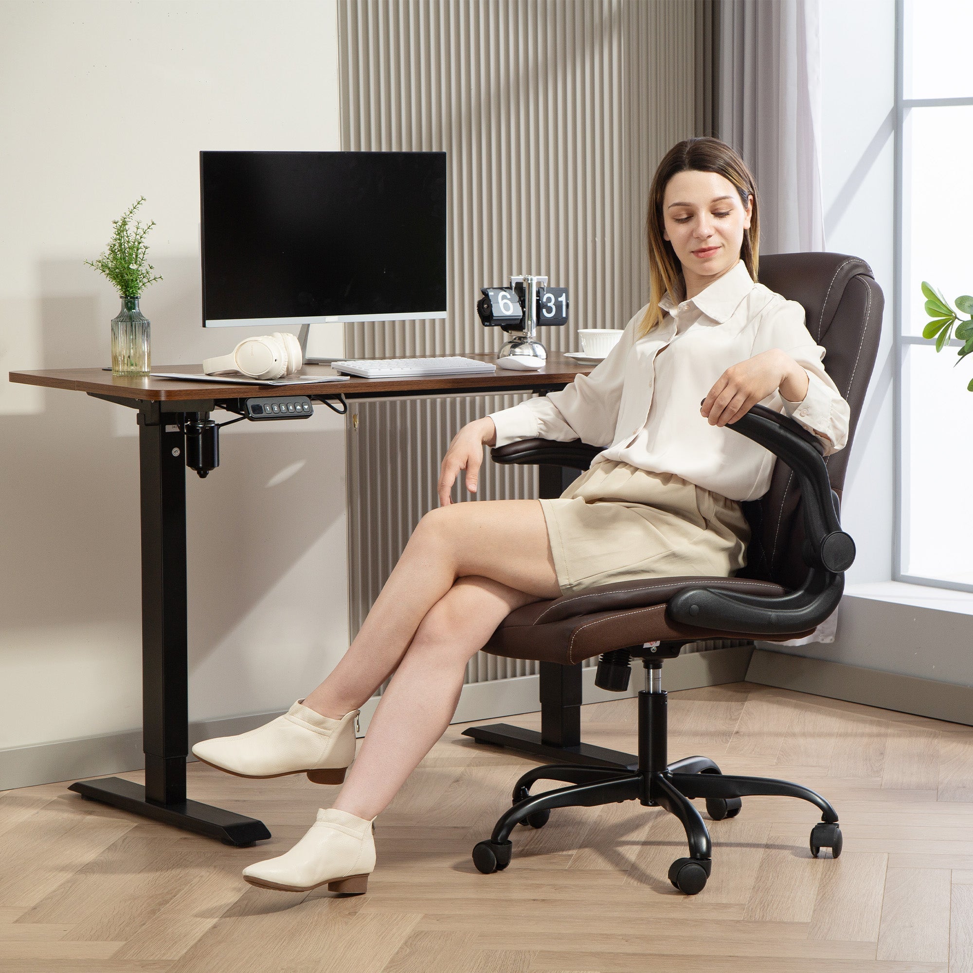 HOMCOM Faux Leather Office Chair. with Flip-Up Armrests - Brown