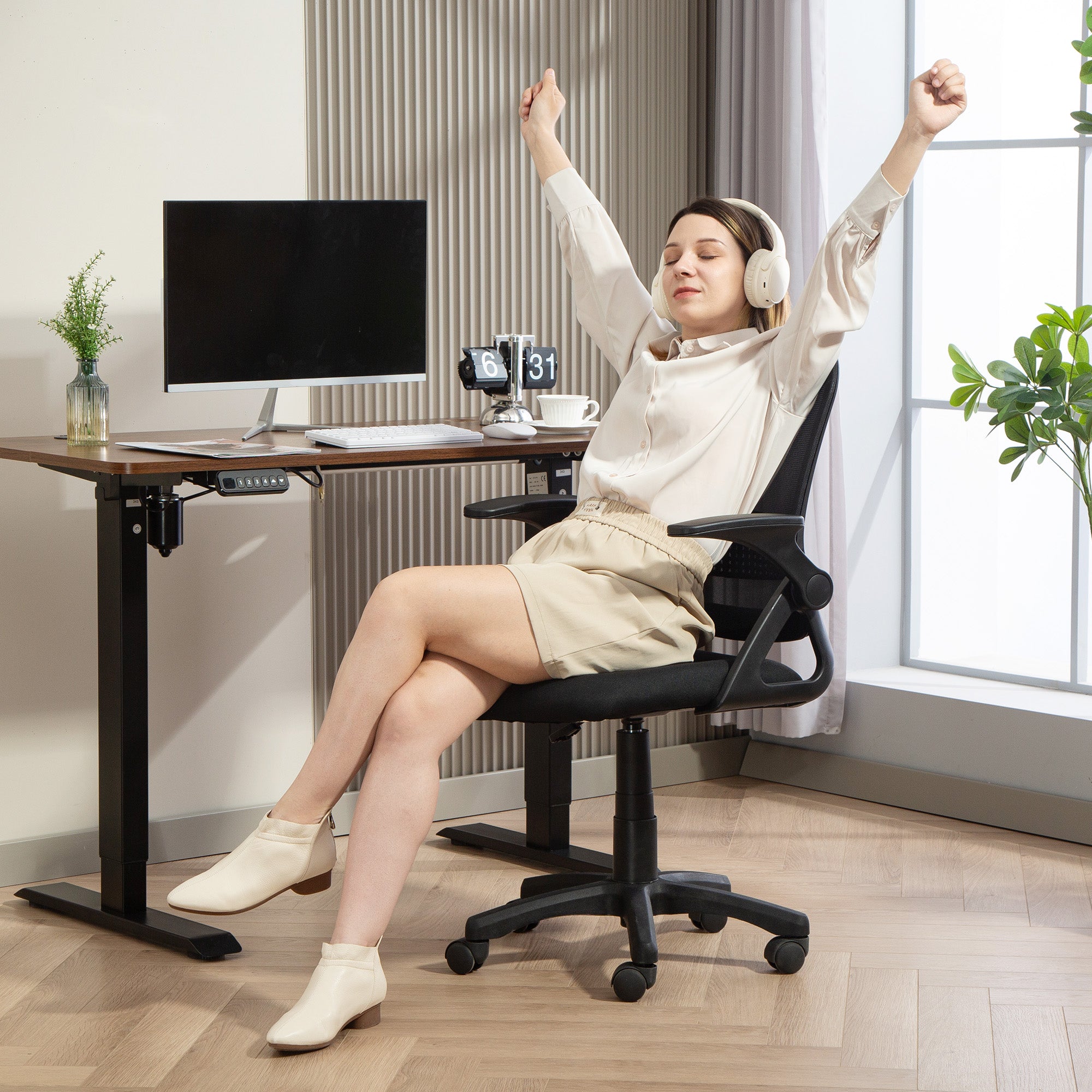 HOMCOM Breathable Mesh Office Chair, Ergonomic Swivel Computer Chair with Flip-up Armrests, Lumbar Back Support for Home/Office, Black